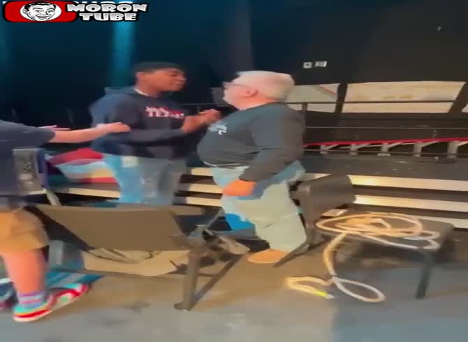 Video :After his phone is taken away, the student strikes the teacher